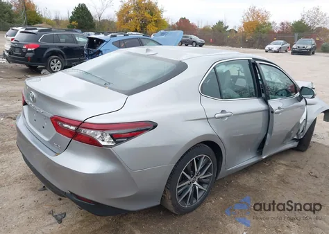 2022 Toyota Camry Xle z USA, uszkodzony, nr VIN 4T1F11AK4NU004397
